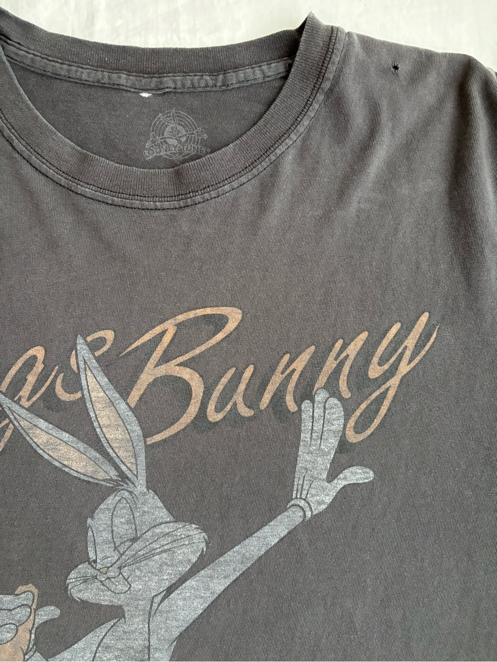 Official Vintage Looney Tunes Bugs Bunny Charcoal Gray T-Shirt Faded Distressed - Picture 8 of 8